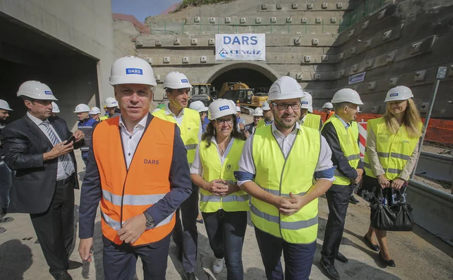 Ponudba Iskratela je nedopustna, ker ne izpolnjuje referenčnih zahtev. Ponudnik je potrdilo o referenčnem delu oblikoval in napisal svoje, na prvi pogled enako, je dejal predsednik uprave Darsa Valentin Hajdinjak (na fotografiji levo). FOTO:&nbsp;Jože Suhadolnik/Delo