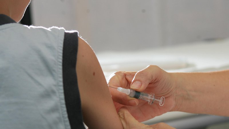 Fotografija: V 2017 je za opustitev cepljenja prosilo 1200 staršev, lani desetkrat manj. FOTO: Uroš Hočevar