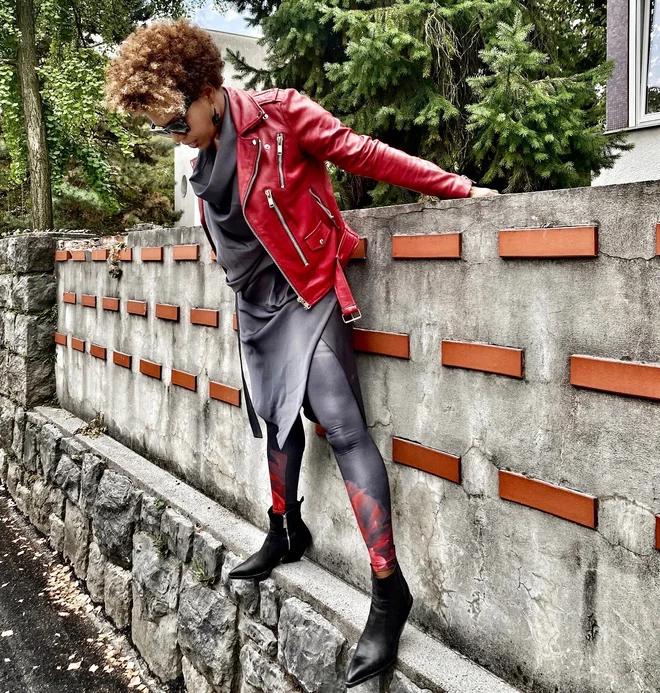 &raquo;Spet sem bila fantazija o &hellip; v Sloveniji o eksotični Afričanki, v Afriki o bogati belki. To me je prizadelo, priznam. Kam naj grem, da bo mir?,&laquo; je povedala Maša Kagao Knez.&nbsp; FOTO: Jelena Proković