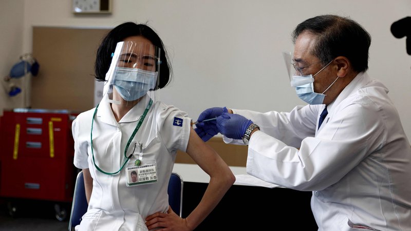 Fotografija: Kampanja imunizacije se je na Japonskem začela šele v sredo, pri čemer je bilo najprej na vrsti okoli 10.000 najbolj izpostavljenih zdravstvenih delavcev. FOTO: Behrouz Mehri/Afp