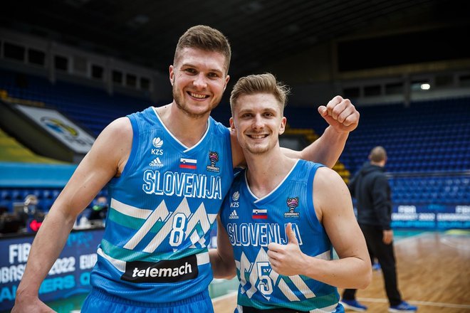 Edo Murić (levo) in Luka Rupnik pričakujeta konec kvalifikacij dobre volje. FOTO: FIBA