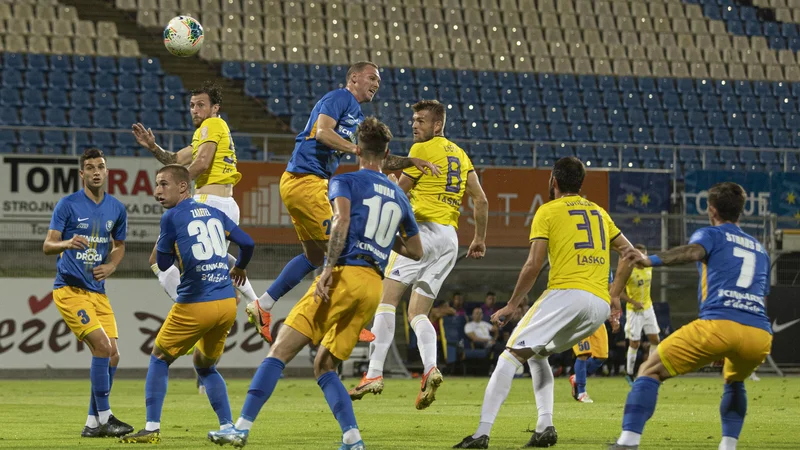 Fotografija: V štajerskem derbiju v Ljudskem vrtu bosta Maribor in Celje iskala pot do prve letošnje zmage. FOTO: Voranc Vogel/Delo
