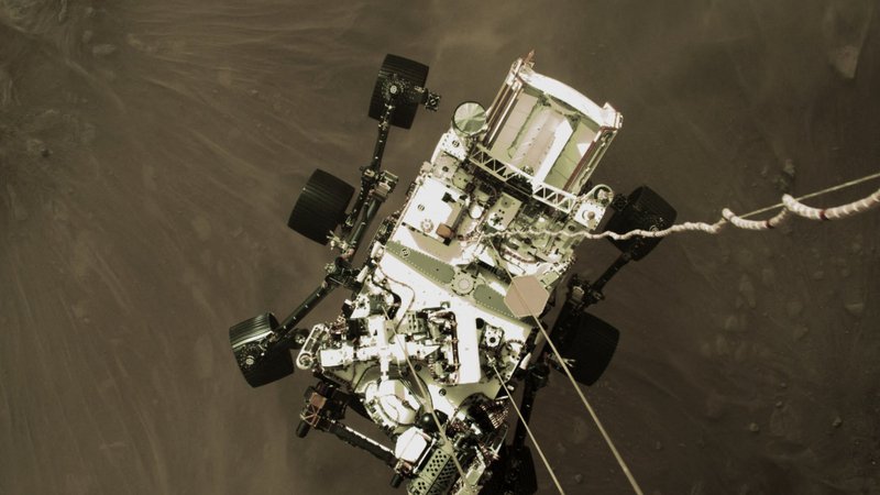 Fotografija: Rover tik pred dotikom s tlemi. FOTO: NASA / AFP
