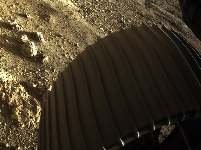 Znanstveniki so navdušeni nad nenavadnimi kamenčki. Kakšnega izvora so, bo rover raziskal v prihodnjih tednih. FOTO: NASA / AFP