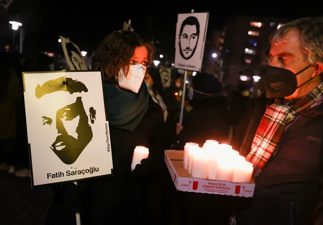 Poklon žrtvam na točki lanskega napada v mestu Hanau. FOTO: Kai Pfaffenbach/Reuters