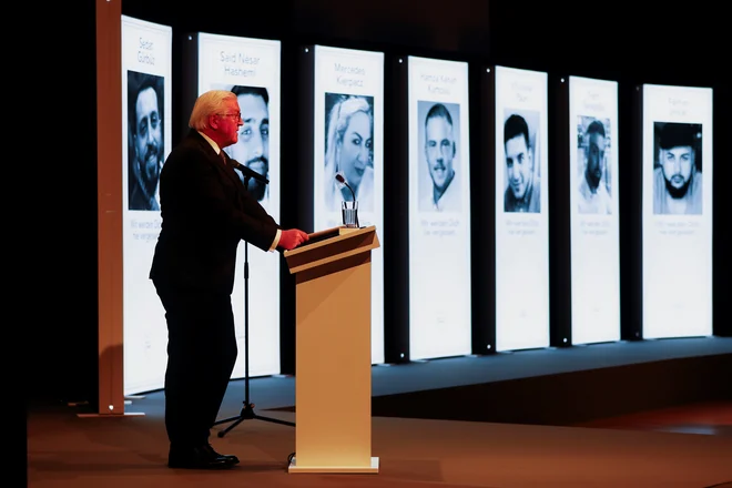 Nemški predsednik Frank-Walter Steinmeier je med govorom na komemoraciji&nbsp;izpostavil, da žalost in jeza ostajata ter da še niso bila odgovorjena vsa vprašanja, da pa kot predsednik države ljudi poziva, naj ne dovolijo, da bi jih to zlobno dejanje razdelilo.&nbsp;FOTO:&nbsp;Kai Pfaffenbach/Reuters