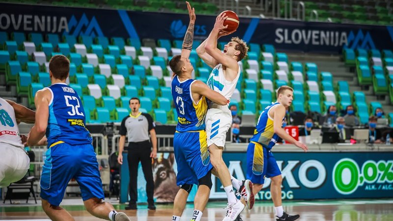 Fotografija: Jaka Blažič (z žogo)je bil 28. novembra 2020 prvi strelec Slovenije ob zmagi nad Ukrajino. Dosegel je 23 točk. FOTO: FIBA