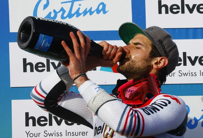 Mathieu Faivre si je po veleslalomskem zmagoslavju privoščil nekaj požirkov šampionske penine. FOTO: Denis Balibouse/Reuters