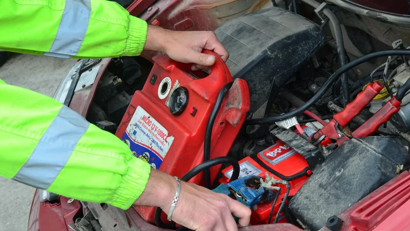 Fotografija: Težave z elektriko so tudi takrat, ko avtomobil dolgo stoji na mestu. Foto Gašper Boncelj