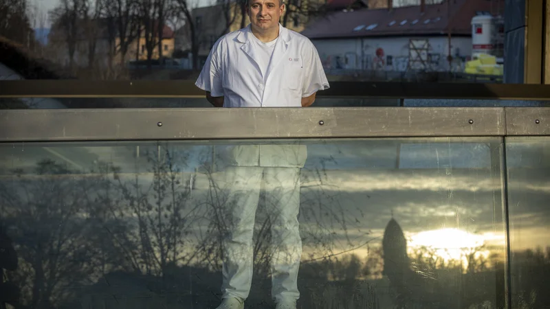 Fotografija: Kirurg Erik Brecelj je z delovnimi pogoji na Onkološkem inštitutu zelo zadovoljen. FOTO: Voranc Vogel
