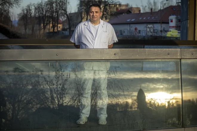 Kirurg Erik Brecelj je z delovnimi pogoji na Onkološkem inštitutu zelo zadovoljen. FOTO: Voranc Vogel