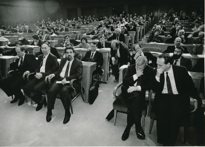 Skupščina Slovenije je 20. februarja sprejela resolucijo o razdruževanju in 99. dopolnilo k slovenski ustavi. Foto Igor Modic