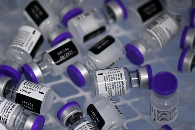 Pfizer in BioNTech sta sicer v petek sporočila, da njuno cepivo dva tedna ostane stabilno tudi pri temperaturi med minus 25 in minus 15 stopinj Celzija.&nbsp;FOTO: Luis Robayo/AFP