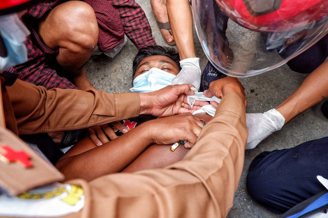 Oskrba ranjenca. FOTO: Reuters