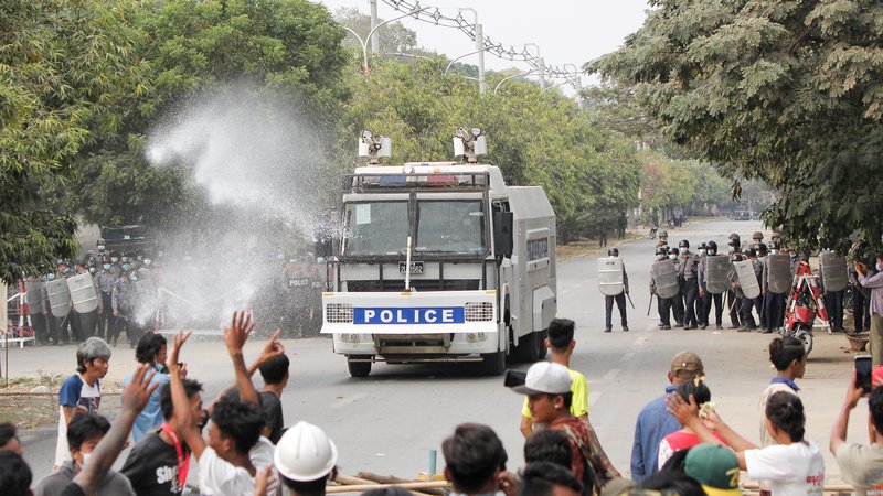Fotografija: Policija med današnjim razganjanjem protestnikov. FOTO:  Reuters