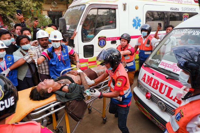 Evakuacija ranjenca. FOTO: Reuters