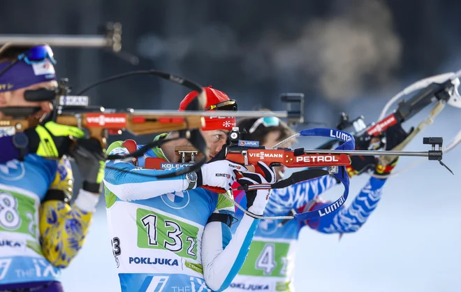 Jakov Fak, v sredini, je v drugi predaji Slovenijo povzdignil na četrto mesto. FOTO: Matej Družnik