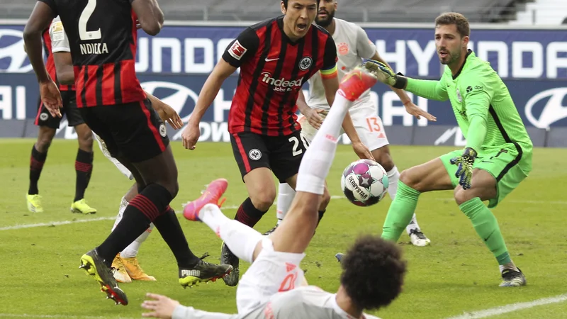 Fotografija: Leroyu Saneju in soigralcem je spodrsnilo v Frankfurtu, a bodo še naprej ostali na prvem mestu. FOTO: Daniel Roland/Reuters