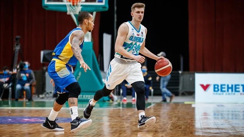 Fotografija: V slovenski reprezentanci je dvomestno število točk dosegel le Luka Rupnik. FOTO: FIBA