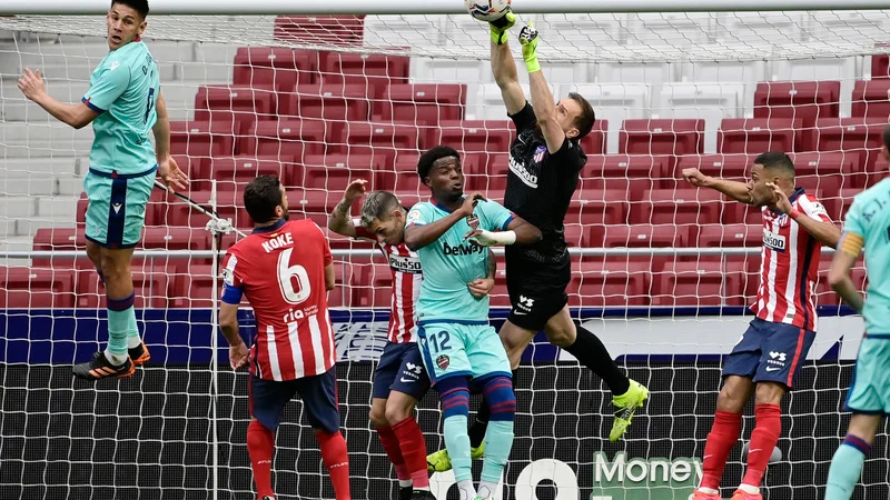 Fotografija: Jan Oblak je moral dvakrat po žogo v svojo mrežo. FOTO: Javier Soriano/AFP