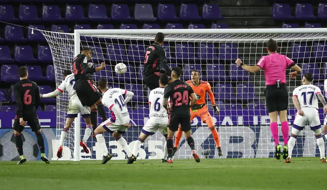 Oslabljenemu Realu sta tri točke prinesla strelec Casemiro in odlični vratar Thibaut Courtois. FOTO: Juan Medina/Reuters