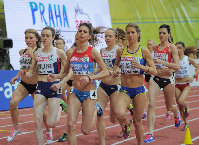 Maruša Mišmaš Zrimšek je na EP v Pragi osvojila osmo mesto. Poleg nje teče Laura Muir, ki bo letos, če se bo odločila za nastop, glavna favoritinja za zlato na 1500 metrov. FOTO: Joe Klamar/AFP