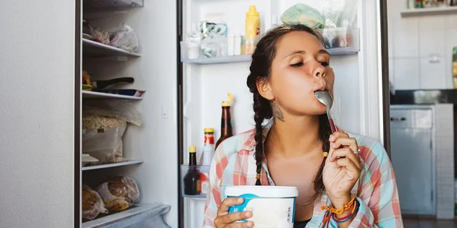 Če nas pred vadbo nenadoma popade huda lakota, si privoščimo majhno okrepčilo s 150- do 250 kalorijami, banana nam bo že pomirila lakoto. FOTO: Shutterstock