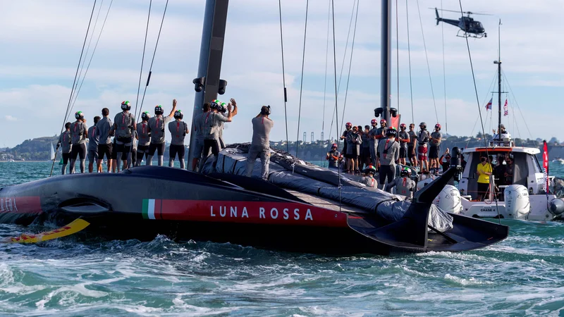 Fotografija: Za sveti gral v jadralskem športu, lovoriko Pokala Amerika, se bosta marca pomerila branileec naslova Team New Zealand in izzivalec Rossa Prada. FOTO: Gilles Martin-raget Afp