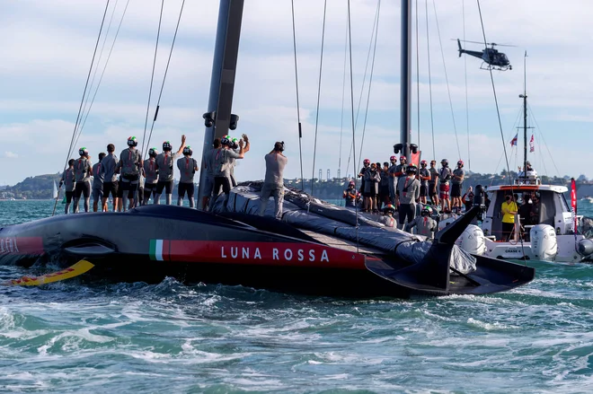 Za sveti gral v jadralskem športu, lovoriko Pokala Amerika, se bosta marca pomerila branileec naslova Team New Zealand in izzivalec Rossa Prada. FOTO: Gilles Martin-raget Afp