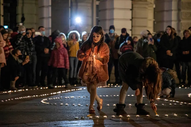 Medije so preplavili posnetki množičnega poslavljanja od legendarnega pevca. FOTO: Marko Djurica/Reuters