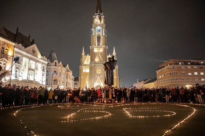 Medije so preplavili posnetki množičnega poslavljanja od legendarnega pevca. FOTO: Marko Djurica/Reuters