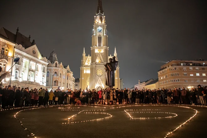 Medije so preplavili posnetki množičnega poslavljanja od legendarnega pevca. FOTO: Marko Djurica/Reuters