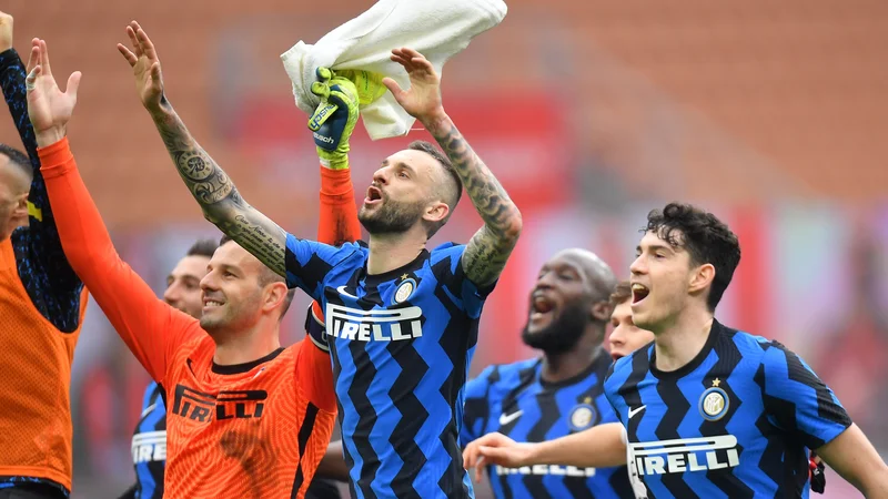 Samir Handanović (v oranžni majici), Ivan Perišić in soigralci so takole proslavili odmevno in pomembno zmago nad Milanom. FOTO: Daniele Mascolo/Reuters