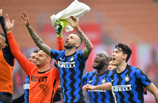 Samir Handanović (v oranžni majici), Ivan Perišić in soigralci so takole proslavili odmevno in pomembno zmago nad Milanom. FOTO: Daniele Mascolo/Reuters