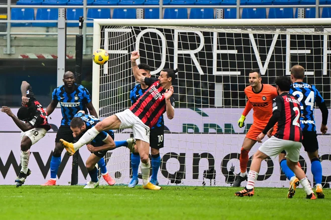 Zlatan Ibrahimović je tudi takole zaman poskušal matirati vratarja Samirja Handanovića. FOTO: Miguel Medina/AFP