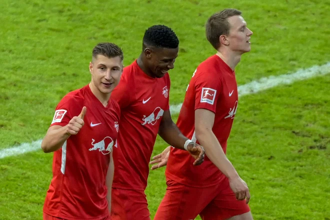 Madžarski branilec Willi Orban (levo) se je doseženega gola takole veselil s soigralci pri Leipzigu. FOTO: Soeren Stache/AFP