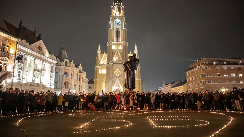 Fotografija: Množično žalovanje ob smrti Đorđa Balaševića v Novem Sadu. FOTO: Marko Djurica/Reuters
