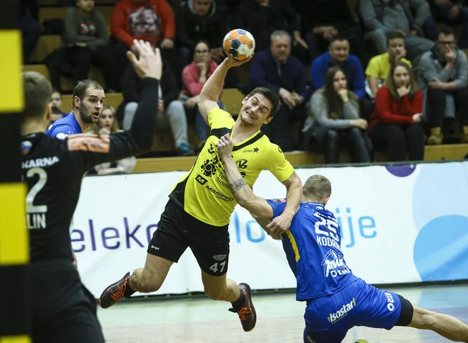 Aleks Kavčič je na dveh tekmah zbral 14 golov. FOTO: Jože Suhadolnik
