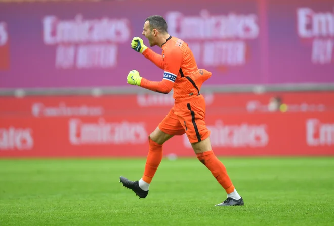 Samir Handanović je bil opazno vesel pomembne zmage v milanskem mestnem derbiju. FOTO: Daniele Mascolo/Reuters