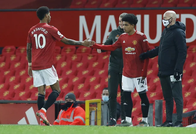 Trener Manchester Uniteda Ole Gunnar Solskjaer je iz igre potegnil tudi Marcusa Rashforda, vanjo pa je vstopil Shola Shoretire. FOTO: Phil Noble/Reuters