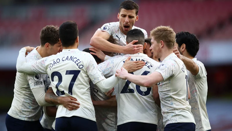 Fotografija: Takole so nogometaši Manchester Cityja obkrožili Raheema Sterlinga, strelca edinega gola v derbiju z Arsenalom. FOTO: Julian Finney/AFP