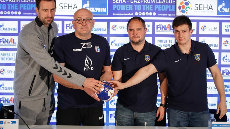 Fotografija: Zlatko Saračević (drugi z leve) je bil znanec številnih slovenskih rokometašev in ekip. Takole je leta 2018 sodeloval na predstavitvi SEHA lige, v kateri so igrali tudi Celjani. FOTO: Uroš Hočevar