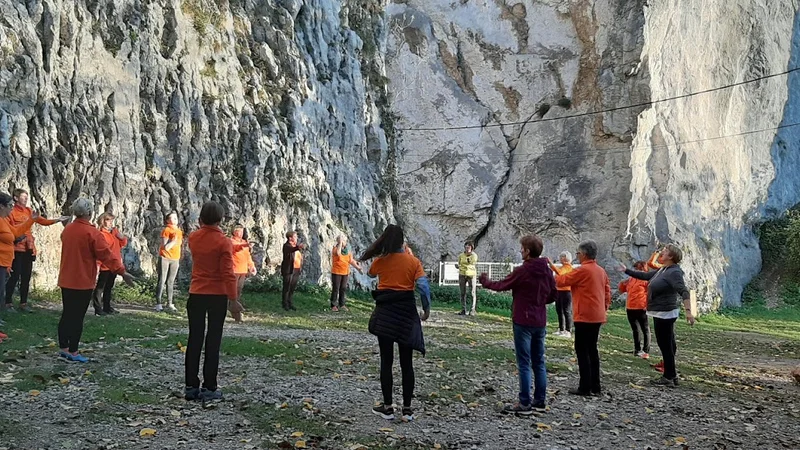 Fotografija: Nekatere skupine društva Šola zdravja, trenutno jih je 230, so začele na prostem telovaditi že prejšnji ponedeljek, ko so sprostili ukrepe. Foto arhiv društva Šola zdravja