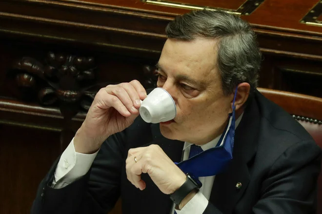 Tako rekoč vsi so se opredelili za cilje, ki jih je Mario Draghi postavil v svojih programskih govorih pred glasovanjem v senatu in poslanski zbornici. FOTO: Andrew Medichini/AFP