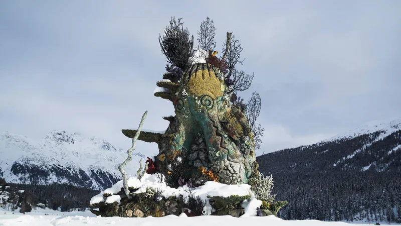 Fotografija: Otok sredi jezera St. Moritz bo do aprila v znamenju Hirstovega Meniha. Foto Felix Friedmann/Damien Hirst And Science Ltd