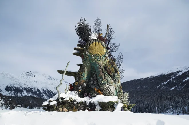 Otok sredi jezera St. Moritz bo do aprila v znamenju Hirstovega <em>Meniha</em>. Foto Felix Friedmann/Damien Hirst And Science Ltd