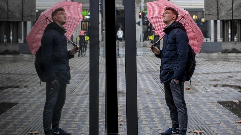 Fotografija: Kljub izpostavljenim izzivom, s katerimi se mladi srečujejo v kriznih obdobjih, pa se karierne priložnosti še naprej pojavljajo. FOTO: Voranc Vogel/Delo