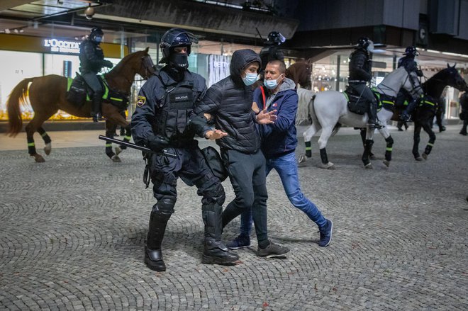 Nasilni protesti so bili po prepričanju policije organizirani in načrtovani: FOTO: Voranc Vogel/Delo