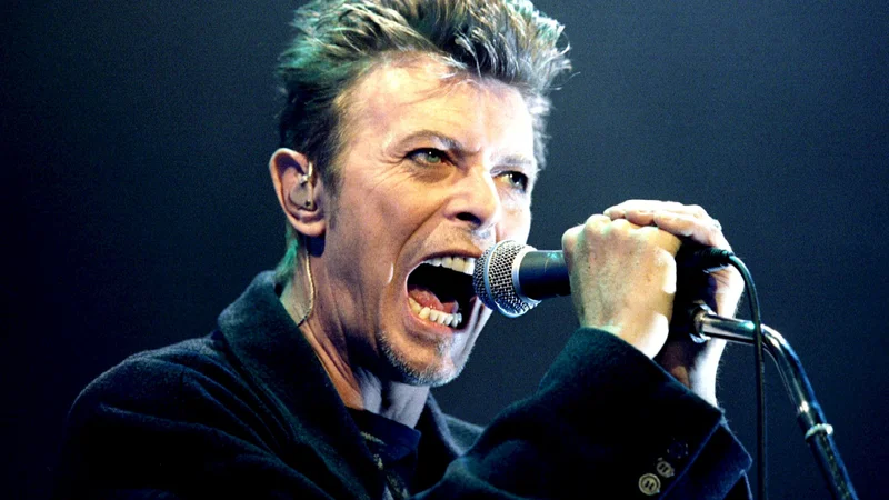 Fotografija: Leta 2016 umrli angleški glasbenik David Bowie bo najbrž dobil svojo ulico, ki se bo pisana v cirilici in po makedonsko imenovala Bouvi Dejvid. Foto Leonhard Foeger/Reuters