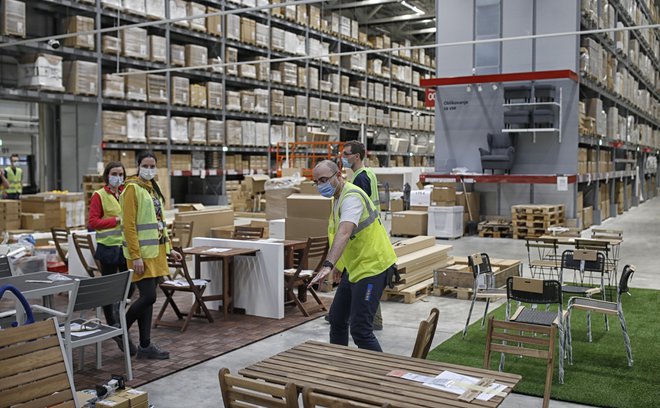 V Ikeini trgovini je delo dobilo 400 ljudi, od tega jih je kar 100 zaposlenih v logistiki. Foto Blaž Samec